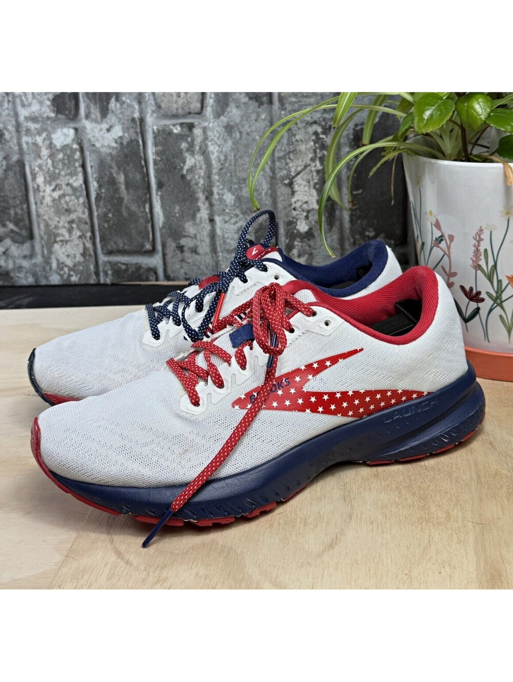 Brooks Launch 7 Women’s White/Red/Blue Low Top Lace-Up Mesh 8 B 120322